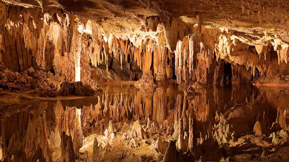 Luray Caverns Vs Skyline Caverns Which Shenandoah Valley Cave System   960x540 Dream Lake 